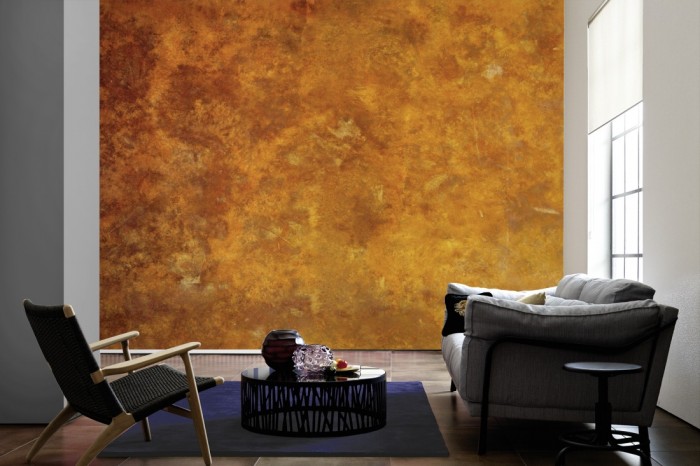 Im Wohnzimmer die Fototapete Rost Wand, Metallwand auf einer großen Wand tapeziert. Die Fototapete Rost Wand, Metallwand ist als Vlies-Fototapete im Wohnzimmer leicht zu tapezieren.