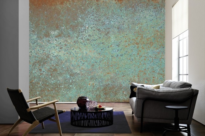 Im Wohnzimmer die Fototapete Rost Wand, türkise Patina auf einer großen Wand tapeziert. Die Fototapete Rost Wand, türkise Patina ist als Vlies-Fototapete im Wohnzimmer leicht zu tapezieren.
