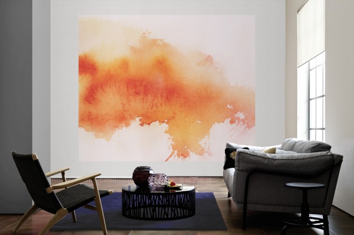 Die Design-Fototapete Verlauf der Wasserfarbe in Orange als große Bildtapete im Wohnzimmer. Als Bildtapete ist die Design-Fototapete Verlauf der Wasserfarbe in Orange ein besonderes Highlight auf Vliestapete.