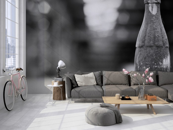 Die Fototapete Coke Flasche, schwarz-weiß auf einer großen Wand im Loft tapeziert. Die Fototapete Coke Flasche, schwarz-weiß wird individuell auf Deine Wand angepasst.