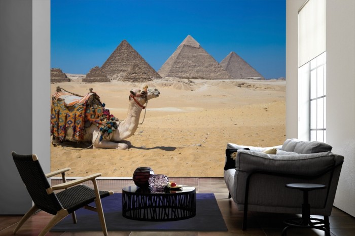 Im Wohnzimmer die Fototapete Pyramiden von Gizeh, Ägypten auf einer großen Wand tapeziert. Die Fototapete Pyramiden von Gizeh, Ägypten ist als Vlies-Fototapete im Wohnzimmer leicht zu tapezieren.