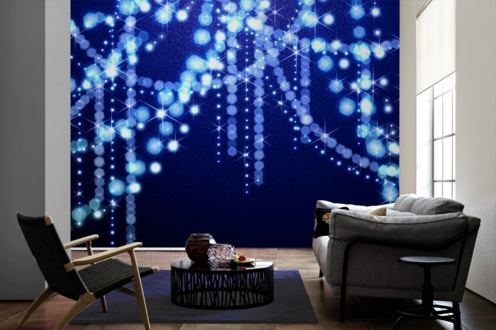 Im Wohnzimmer die Design-Fototapete Glamour der Kristalle auf einer großen Wand tapeziert. Die Design-Fototapete Glamour der Kristalle ist als Vlies-Fototapete im Wohnzimmer leicht zu tapezieren.