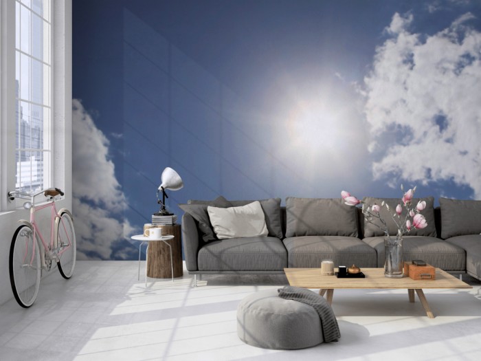 Die Fototapete Sonnenhimmel mit Wolken auf einer großen Wand im Loft tapeziert. Die Fototapete Sonnenhimmel mit Wolken wird individuell auf Deine Wand angepasst.