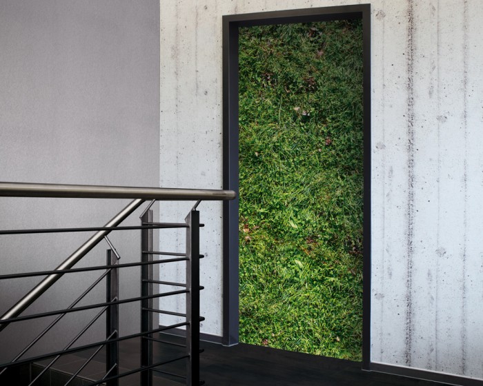 Ein Foto von der selbstklebenden Türtapete Grasfläche tapeziert auf einer Tür. Bestelle Deine Türtapete online.