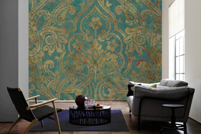 Im Wohnzimmer die Designtapete Barock Ornament, Vintage Türkis auf einer großen Wand tapeziert. Die Designtapete Barock Ornament, Vintage Türkis ist als Vlies-Fototapete im Wohnzimmer leicht zu tapezieren.