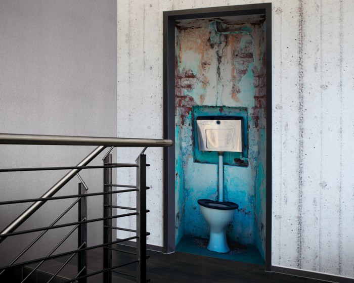 Ein Foto von der selbstklebenden Türtapete Altes WC, Vintage tapeziert auf einer Tür. Bestelle Deine Türtapete online.