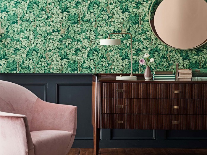 Die Fornasetti Tapete 114/26050 Chiavi Segrete auf einer Wand tapeziert