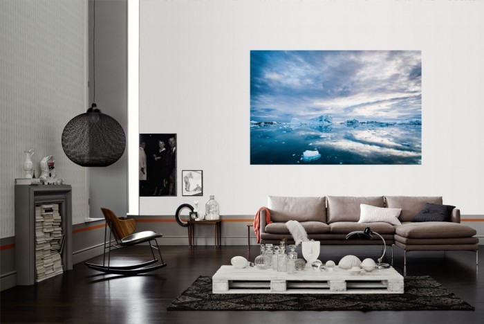 Die Fototapete Eisschollen im Meer als Wandbild im Wohnzimmer. Die Vlies-Fototapete Eisschollen im Meer verschönert als Wandbild Deine Wand.