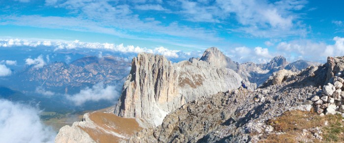 Die Fototapete Bergpanorama in den Dolomiten, eine Vlies-Fototapete bei Livingwalls Cologne online kaufen. Die Fototapete Bergpanorama in den Dolomiten ist eine Fototapete auf Maß.