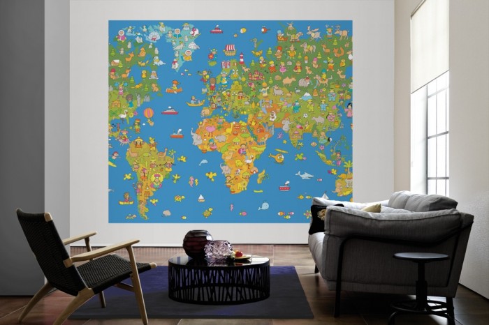 Die Fototapete Weltkarte für Kinder als große Bildtapete im Wohnzimmer. Als Bildtapete ist die Fototapete Weltkarte für Kinder ein besonderes Highlight auf Vliestapete.