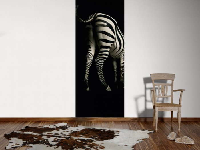 Ein Foto von dem 3D-Fotopanel Zebra mit schwarzem Hintergrund tapeziert an der Wand. Bestelle Deine Bildtapete online.