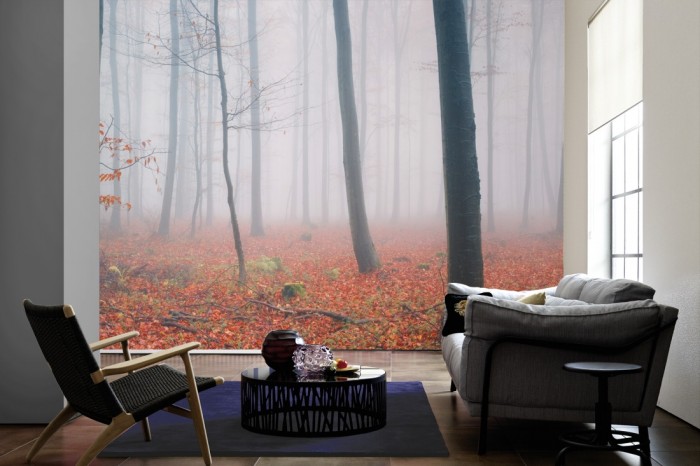 Im Wohnzimmer die Fototapete Wald im Herbstnebel auf einer großen Wand tapeziert. Die Fototapete Wald im Herbstnebel ist als Vlies-Fototapete im Wohnzimmer leicht zu tapezieren.
