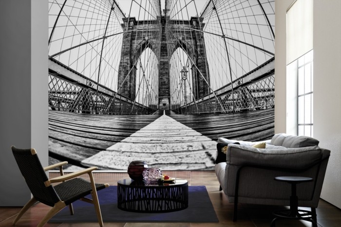 Im Wohnzimmer die Fototapete Brooklyn Bridge in New York, schwarz-weiß auf einer großen Wand tapeziert. Die Fototapete Brooklyn Bridge in New York, schwarz-weiß ist als Vlies-Fototapete im Wohnzimmer leicht zu tapezieren.