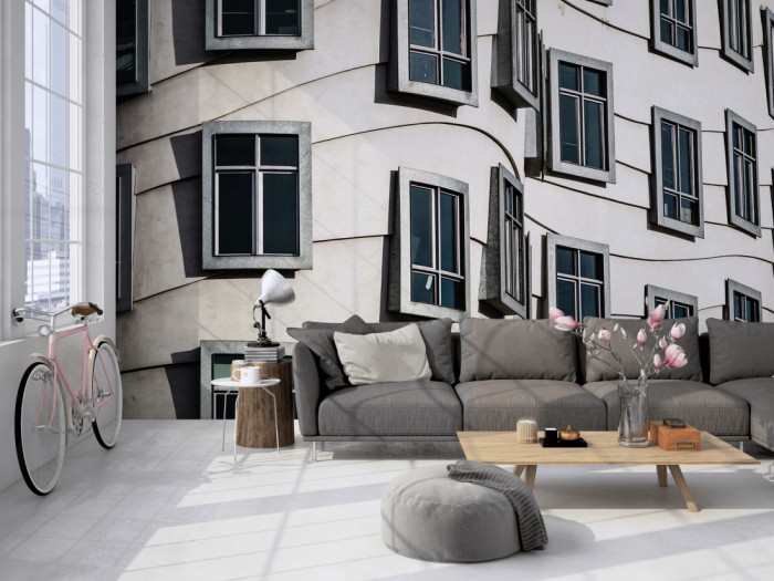 Die Fototapete Fassade Tanzendes Haus, Prag auf einer großen Wand im Loft tapeziert. Die Fototapete Fassade Tanzendes Haus, Prag wird individuell auf Deine Wand angepasst.