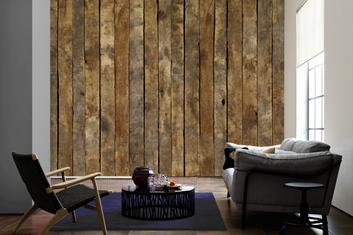 Im Wohnzimmer die Fototapete Holz Wand, alte Holzdielen auf einer großen Wand tapeziert. Die Fototapete Holz Wand, alte Holzdielen ist als Vlies-Fototapete im Wohnzimmer leicht zu tapezieren.