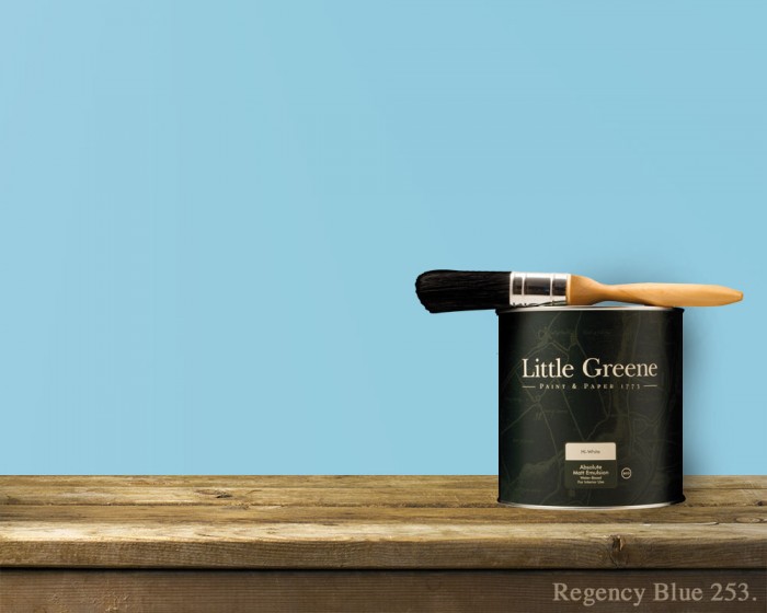 Englische Farbe von Little Greene Regency Blue 253 - Hochwertige Farbe gestrichen an der Wand