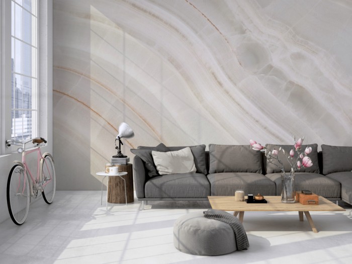 Die Fototapete Marmor Wand, heller Stein auf einer großen Wand im Loft tapeziert. Die Fototapete Marmor Wand, heller Stein wird individuell auf Deine Wand angepasst.