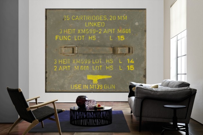 Die Fototapete Militär Munitionskiste M139 Gun als große Bildtapete im Wohnzimmer. Als Bildtapete ist die Fototapete Militär Munitionskiste M139 Gun ein besonderes Highlight auf Vliestapete.
