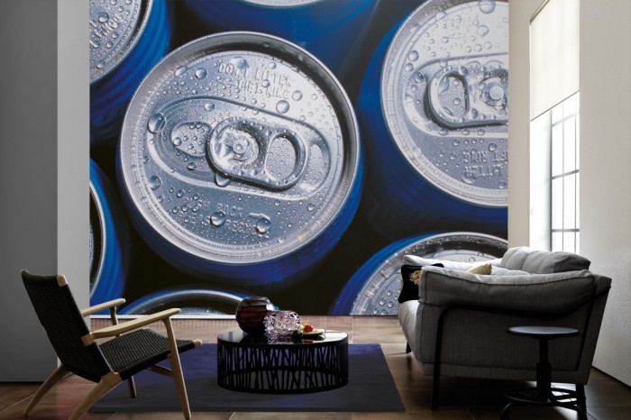 Im Wohnzimmer die Fototapete Dosen von oben auf einer großen Wand tapeziert. Die Fototapete Dosen von oben ist als Vlies-Fototapete im Wohnzimmer leicht zu tapezieren.