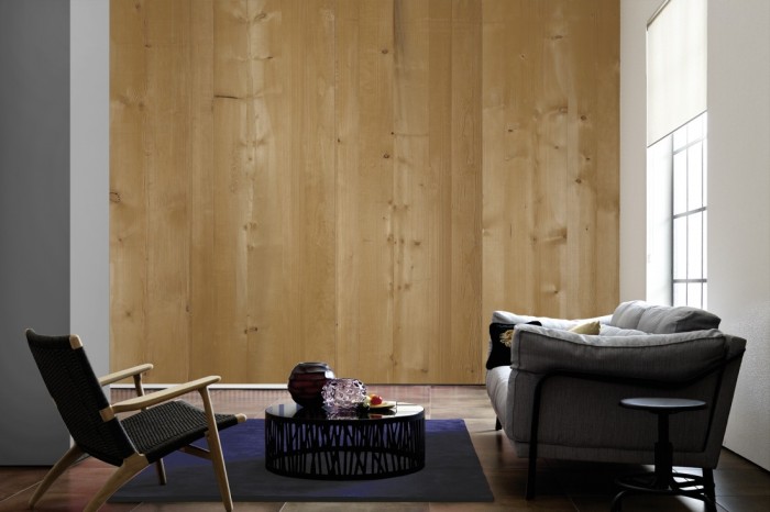 Im Wohnzimmer die Fototapete Holz Wand, rohe Eiche auf einer großen Wand tapeziert. Die Fototapete Holz Wand, rohe Eiche ist als Vlies-Fototapete im Wohnzimmer leicht zu tapezieren.