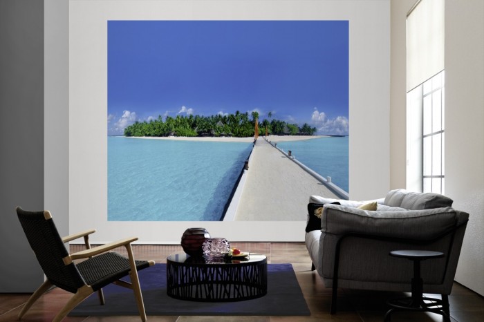 Die Fototapete Brücke zur Insel der Malediven als große Bildtapete im Wohnzimmer. Als Bildtapete ist die Fototapete Brücke zur Insel der Malediven ein besonderes Highlight auf Vliestapete.
