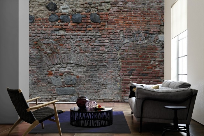 Im Wohnzimmer die Fototapete Ziegel Wand, alte Stein Mauer auf einer großen Wand tapeziert. Die Fototapete Ziegel Wand, alte Stein Mauer ist als Vlies-Fototapete im Wohnzimmer leicht zu tapezieren.