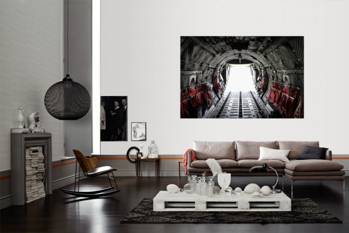 Die Fototapete Jet Ausstieg vom Laderaum als Wandbild im Wohnzimmer. Die Vlies-Fototapete Jet Ausstieg vom Laderaum verschönert als Wandbild Deine Wand.