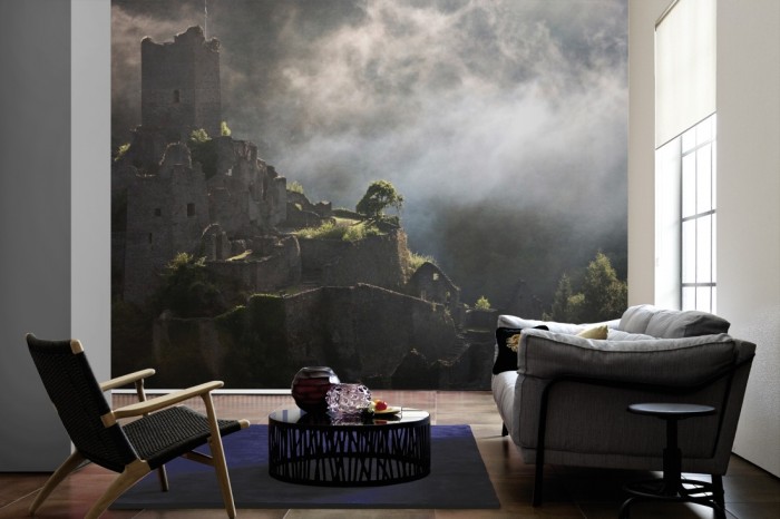 Im Wohnzimmer die Fototapete Alte Festung, Ruine in Dunkelheit auf einer großen Wand tapeziert. Die Fototapete Alte Festung, Ruine in Dunkelheit ist als Vlies-Fototapete im Wohnzimmer leicht zu tapezieren.