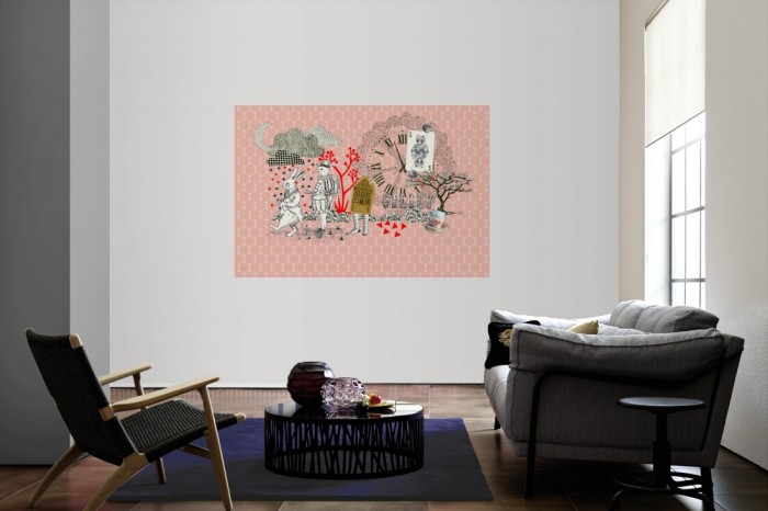 Die Design-Fototapete Alice im Wunderland, Oilily Kids als Wandbild im Wohnzimmer. Die Vlies-Design-Fototapete Alice im Wunderland, Oilily Kids verschönert als Wandbild Deine Wand.