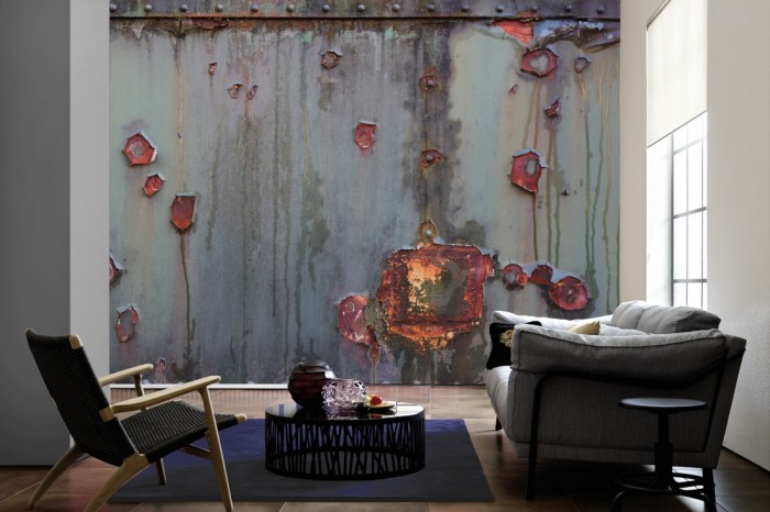 Im Wohnzimmer die Fototapete Altes Metall, Rostwand auf einer großen Wand tapeziert. Die Fototapete Altes Metall, Rostwand ist als Vlies-Fototapete im Wohnzimmer leicht zu tapezieren.