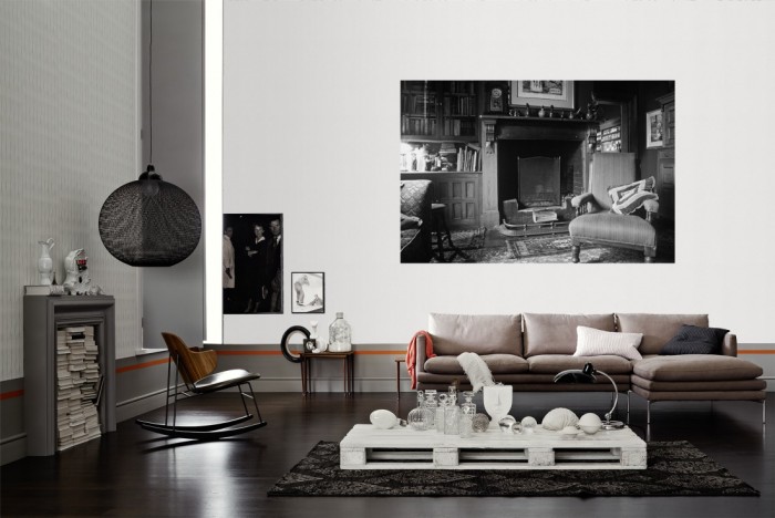 Die Fototapete Wohnzimmer mit Kamin, schwarz-weiß als Wandbild im Wohnzimmer. Die Vlies-Fototapete Wohnzimmer mit Kamin, schwarz-weiß verschönert als Wandbild Deine Wand.