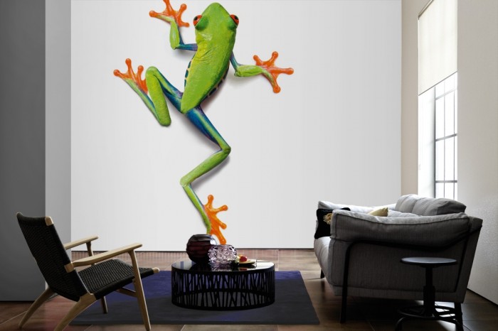 Im Wohnzimmer die Fototapete Frosch Laubfrosch, Fotografie by Mark Laita auf einer großen Wand tapeziert. Die Fototapete Frosch Laubfrosch, Fotografie by Mark Laita ist als Vlies-Fototapete im Wohnzimmer leicht zu tapezieren.