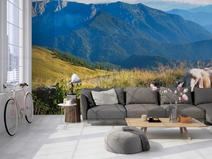 Die Fototapete Bergpanorama in den Alpen auf einer großen Wand im Loft tapeziert. Die Fototapete Bergpanorama in den Alpen wird individuell auf Deine Wand angepasst.