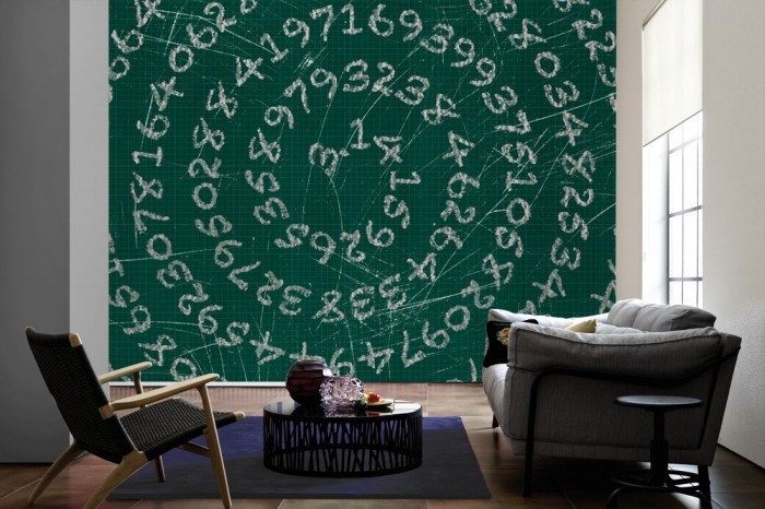 Im Wohnzimmer die Design-Fototapete Zahlen an der Tafel, Kreiszahl Pi auf einer großen Wand tapeziert. Die Design-Fototapete Zahlen an der Tafel, Kreiszahl Pi ist als Vlies-Fototapete im Wohnzimmer leicht zu tapezieren.