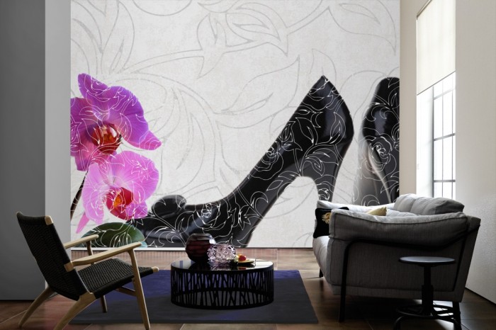 Im Wohnzimmer die Design-Fototapete Orchidee und Schuhe, Artwork auf einer großen Wand tapeziert. Die Design-Fototapete Orchidee und Schuhe, Artwork ist als Vlies-Fototapete im Wohnzimmer leicht zu tapezieren.