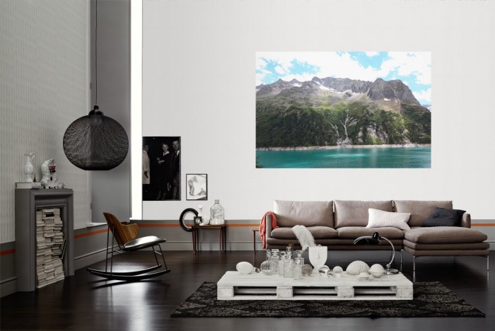 Die Fototapete Alpen Österreich, Bergsee als Wandbild im Wohnzimmer. Die Vlies-Fototapete Alpen Österreich, Bergsee verschönert als Wandbild Deine Wand.
