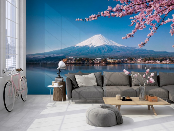 Die Fototapete Bergsee in Japan, Fuji, Vulkan auf einer großen Wand im Loft tapeziert. Die Fototapete Bergsee in Japan, Fuji, Vulkan wird individuell auf Deine Wand angepasst.