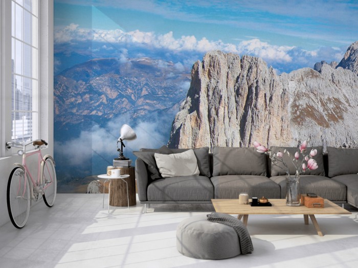 Die Fototapete Bergpanorama in den Dolomiten auf einer großen Wand im Loft tapeziert. Die Fototapete Bergpanorama in den Dolomiten wird individuell auf Deine Wand angepasst.