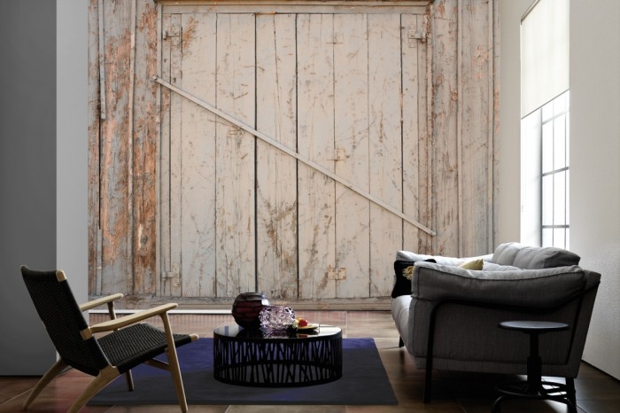 Im Wohnzimmer die Fototapete Holz Wand, altes Tor auf einer großen Wand tapeziert. Die Fototapete Holz Wand, altes Tor ist als Vlies-Fototapete im Wohnzimmer leicht zu tapezieren.