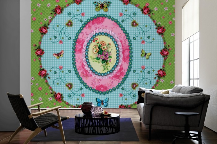 Im Wohnzimmer die Design-Fototapete Blumen Be Happy, Nostalgie auf einer großen Wand tapeziert. Die Design-Fototapete Blumen Be Happy, Nostalgie ist als Vlies-Fototapete im Wohnzimmer leicht zu tapezieren.