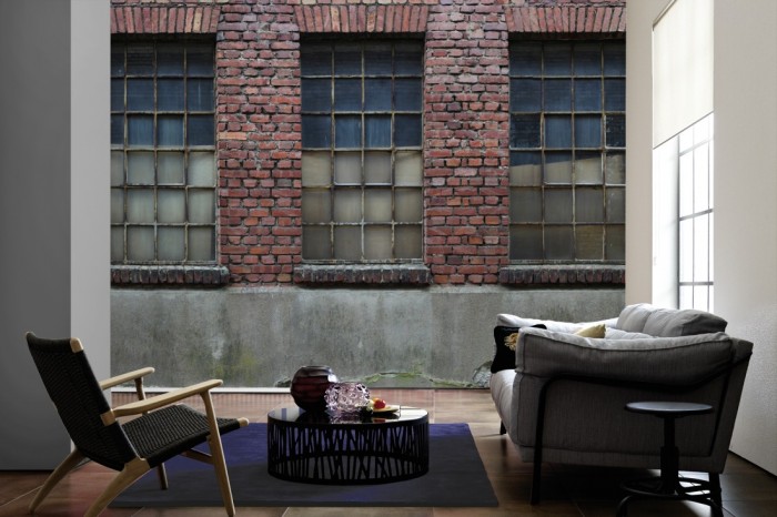 Im Wohnzimmer die Fototapete Ziegel Wand, verlassene Fabrik auf einer großen Wand tapeziert. Die Fototapete Ziegel Wand, verlassene Fabrik ist als Vlies-Fototapete im Wohnzimmer leicht zu tapezieren.