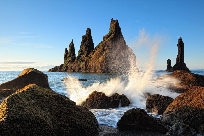 Die Fototapete Felsen im Meer, eine Vlies-Fototapete bei Livingwalls Cologne online kaufen. Die Fototapete Felsen im Meer ist eine Fototapete auf Maß.