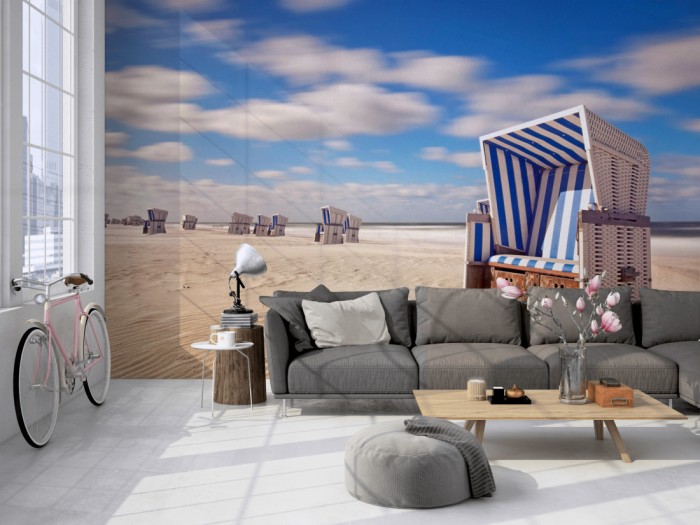 Die Fototapete Strand und Strandkörbe von Sylt auf einer großen Wand im Loft tapeziert. Die Fototapete Strand und Strandkörbe von Sylt wird individuell auf Deine Wand angepasst.
