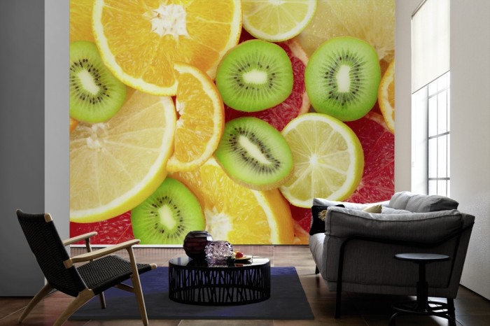 Im Wohnzimmer die Fototapete Frucht Mix, Zitrusfrüchte auf einer großen Wand tapeziert. Die Fototapete Frucht Mix, Zitrusfrüchte ist als Vlies-Fototapete im Wohnzimmer leicht zu tapezieren.