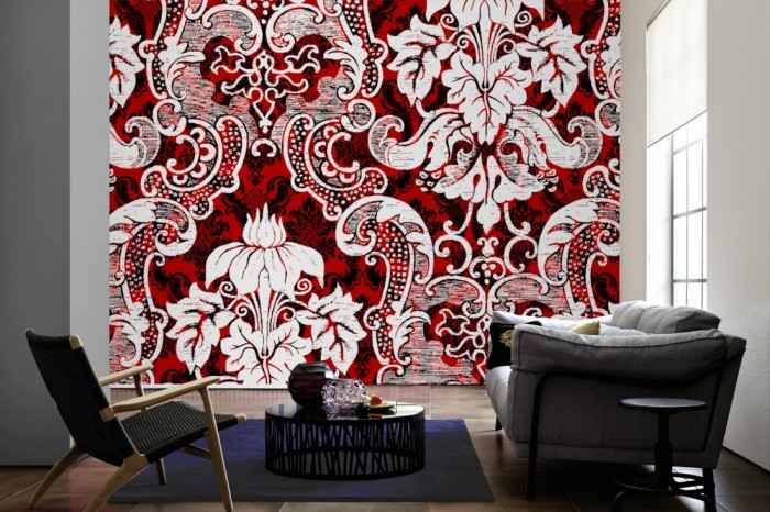 Im Wohnzimmer die Designtapete Barock Ornament, Modern Rot auf einer großen Wand tapeziert. Die Designtapete Barock Ornament, Modern Rot ist als Vlies-Fototapete im Wohnzimmer leicht zu tapezieren.