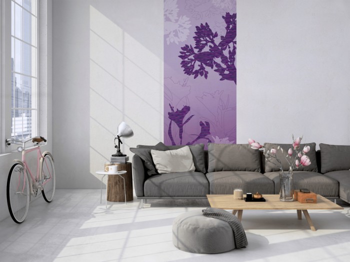 Das Design-Fotopanel Blüten in Lila, Artwork tapeziert in einem Loft. Bestelle die Bildtapete für Deine Wand online.