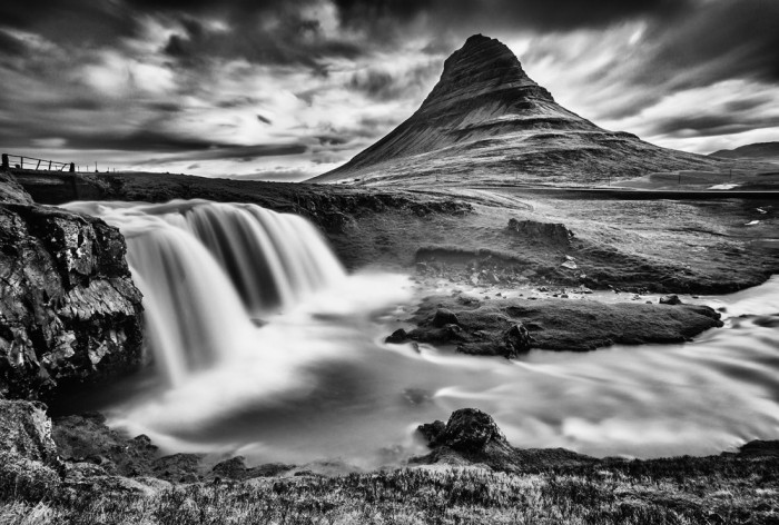 Die Fototapete Wasserfall in Island, Kirkjufellsfoss, schwarz-weiß, eine Vlies-Fototapete bei Livingwalls Cologne online kaufen. Die Fototapete Wasserfall in Island, Kirkjufellsfoss, schwarz-weiß ist eine Fototapete auf Maß.