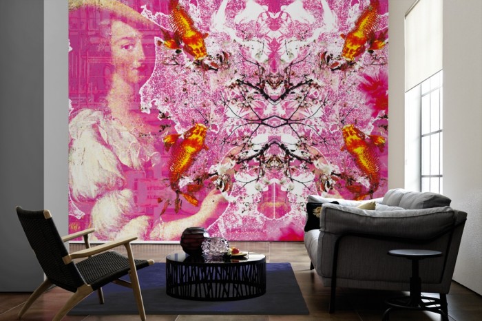 Im Wohnzimmer die Designer-Fototapete Barock Lady, Artwork by Mylumi auf einer großen Wand tapeziert. Die Designer-Fototapete Barock Lady, Artwork by Mylumi ist als Vlies-Fototapete im Wohnzimmer leicht zu tapezieren.