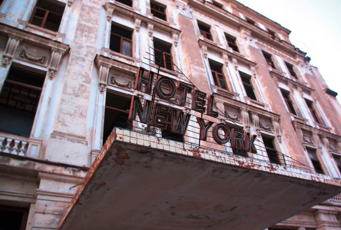 Die Fototapete New York Hotel, Lost Places, eine Vlies-Fototapete bei Livingwalls Cologne online kaufen. Die Fototapete New York Hotel, Lost Places ist eine Fototapete auf Maß.