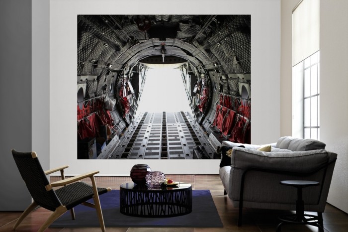 Die Fototapete Jet Ausstieg vom Laderaum als große Bildtapete im Wohnzimmer. Als Bildtapete ist die Fototapete Jet Ausstieg vom Laderaum ein besonderes Highlight auf Vliestapete.